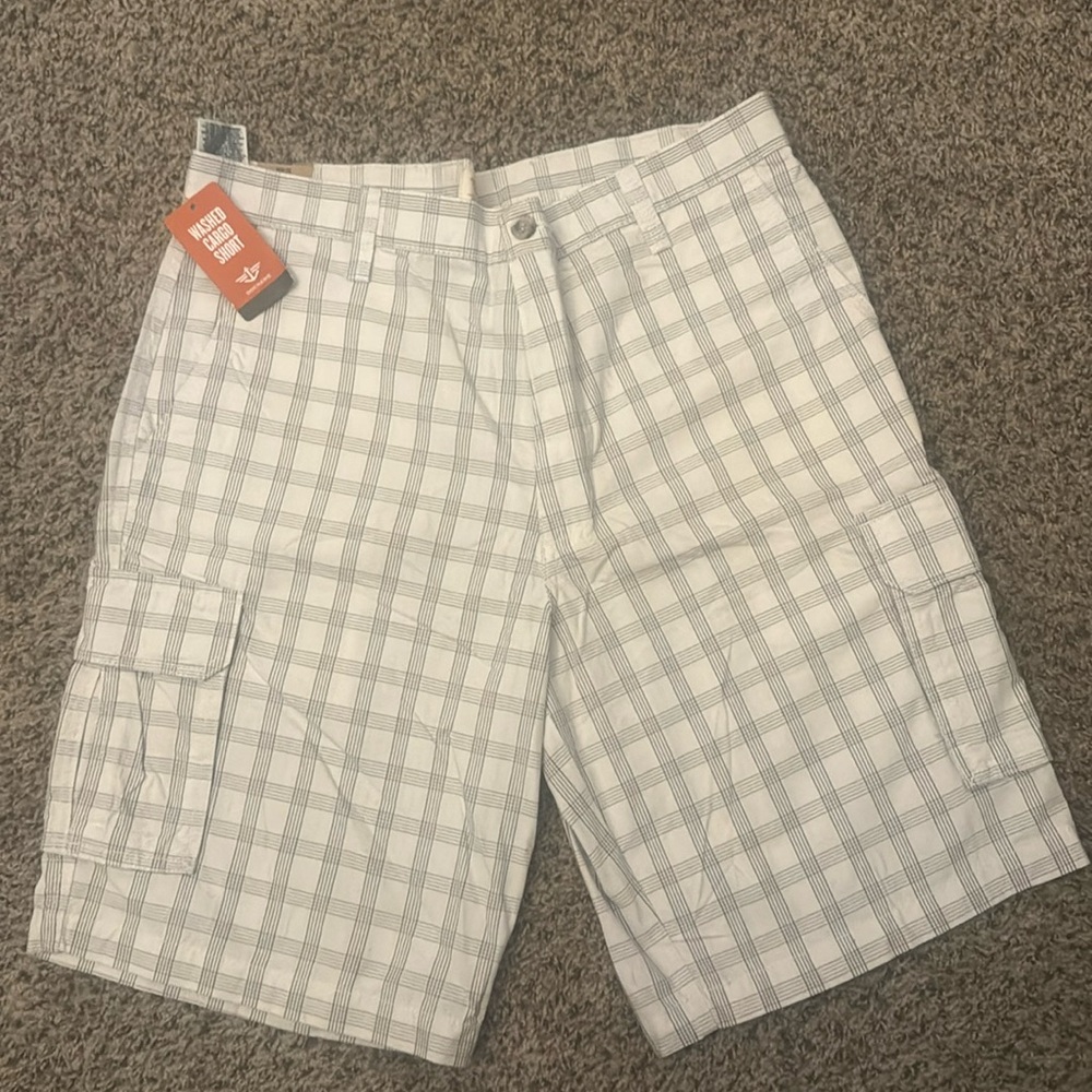 Mens Dockers new with tag cargo style shorts 36 waist.